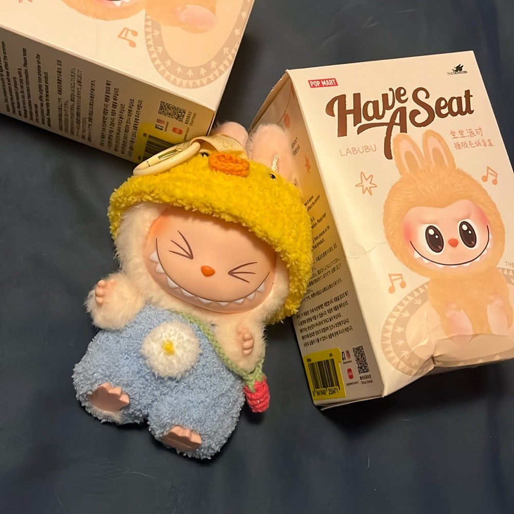 Pop Mart Labubu “SISI” Have A Seat Keychain